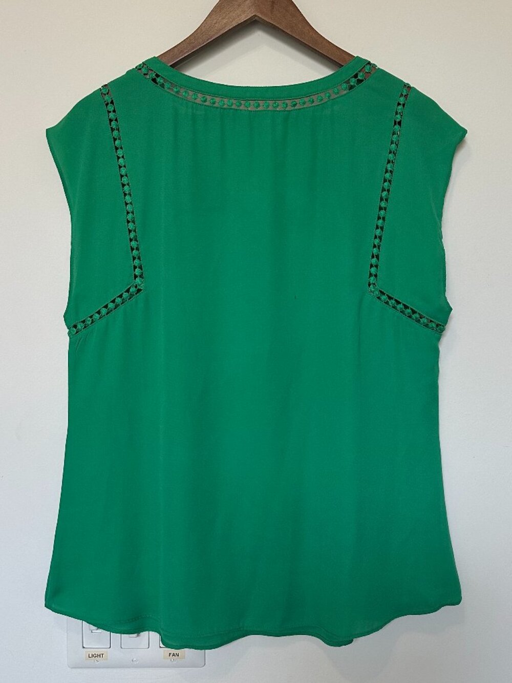 41 Hawthorn Green Sleeveless V-Neck Tank Top Crochet Trim in Size L 💚 ✨ - Picture 3 of 4